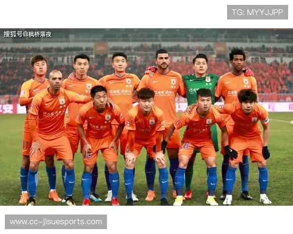 足球巨星后卫领衔防线揭秘：从青训到顶级赛场的成长轨迹